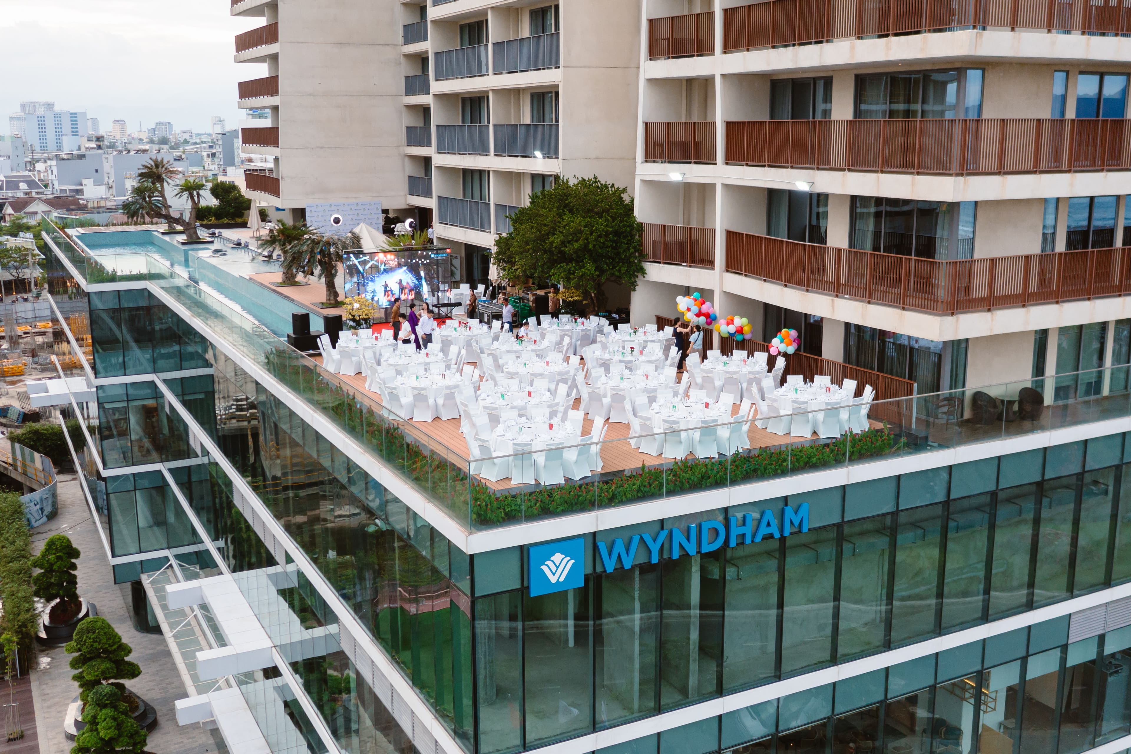 POOLSIDE VENUE